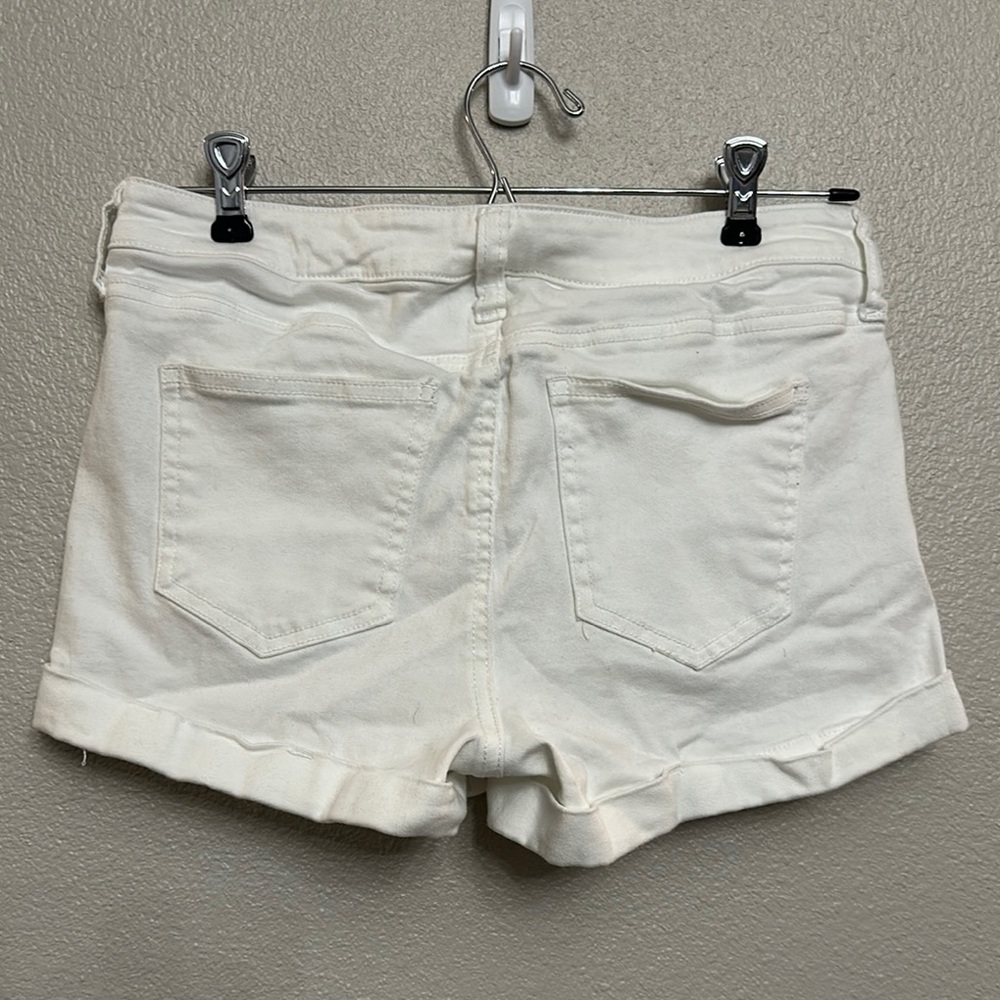 White Jean Shorts with Cuffed Hem and Casual Style